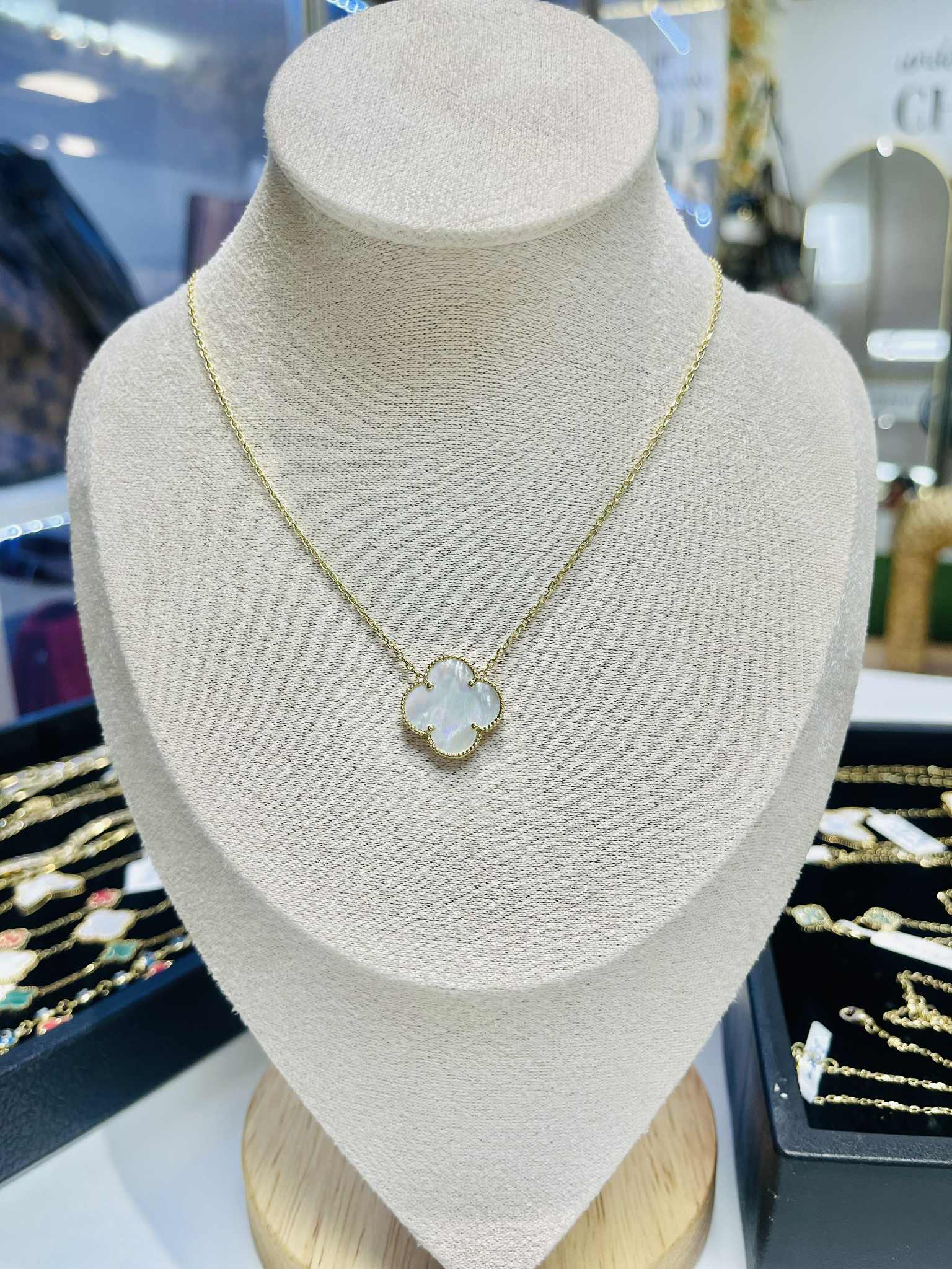 π 14K Gold Mother-of-Pearl Clover Necklace
